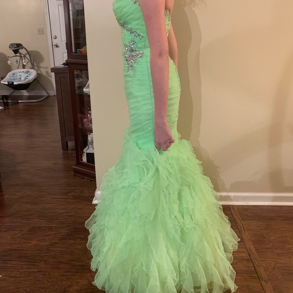 Light green mermaid style formal dress - Picture 3 of 3
